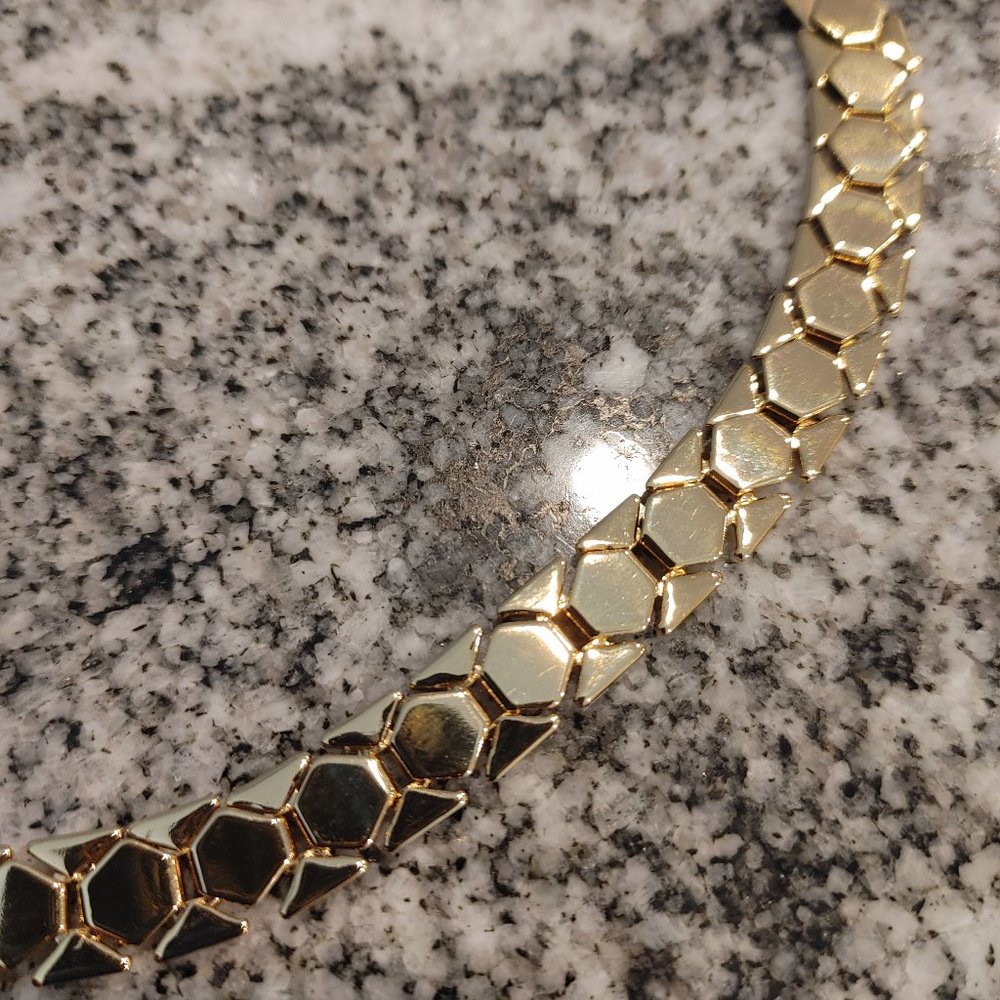 NWOT Women's chain necklace. Gold tone, with closure on back. - Picture 13 of 13